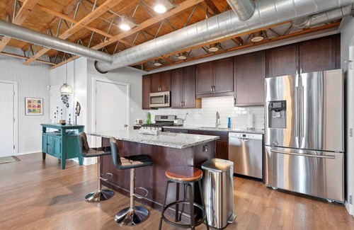 Short North Apartamento | Vintage Vibes: Open & Relaxed in Short North