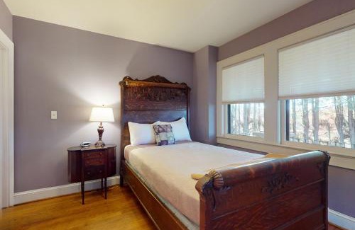 Hendersonville Casa | Vintner's Cottage