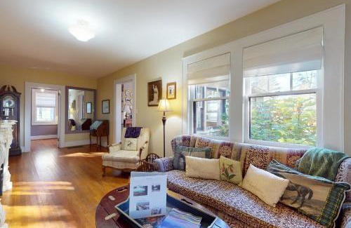 Hendersonville Casa | Vintner's Cottage
