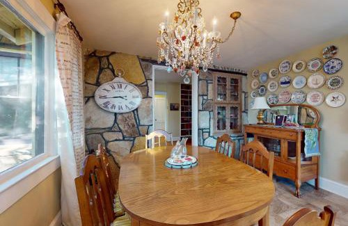 Hendersonville Casa | Vintner's Cottage