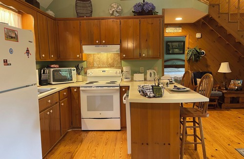 Hiawassee Cabina | Violet Cabin - Beautiful Mountain View, Rustic Charm w/ Jacuzzi & Wood Fireplace
