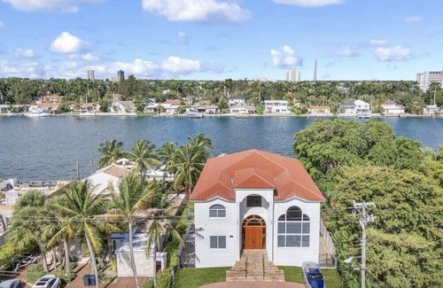 North Bay Village Casa | Luxury 5BR Waterfront Mansion | Heated Pool & Dock | Free Parking & WiFi