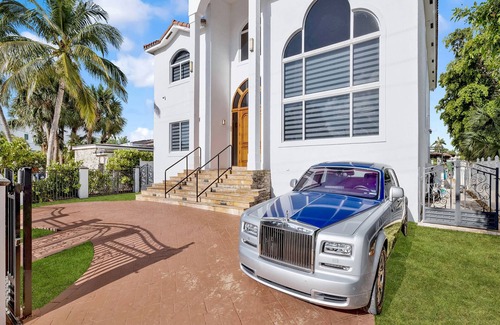 North Bay Village Casa | Luxury 5BR Waterfront Mansion | Heated Pool & Dock | Free Parking & WiFi