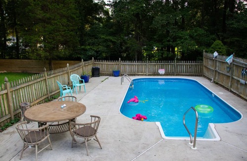 Chesterfield Casa | Virginia poolside Oasis: your Woodland Escape