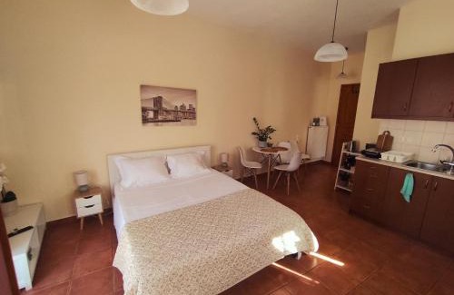 Ermoupoli Apartamento | Virginia's guest room