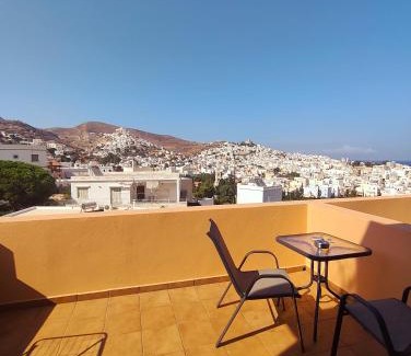 Ermoupoli Apartamento | Virginia's guest room