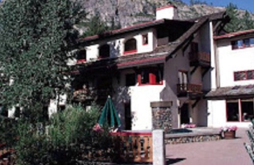 Olympic Valley Complejo | Visit and enjoy the Magical Tahoe Palisades, California Olympic Village Inn.