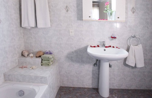 Agia Ermioni Villa | Visita el lugar de Katerina y disfruta de la belleza de la naturaleza en el abrazo del mar.