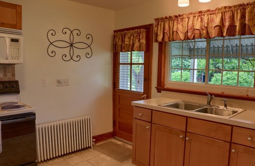 McKnightstown Casa | Visit our charming cottage this Spring. Enjoy the blooming flowers and scenery.