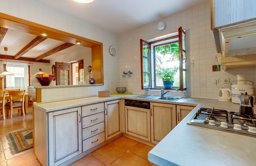 Osor Casa | Visite nuestra encantadora casa familiar de tres pisos rodeada de un amplio jardín.