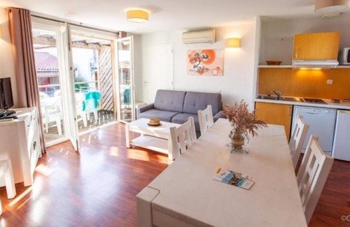 Cassen Casa | Visit Southern France! Private Full Kitchen, Pet Friendly, Free Onsite Parking