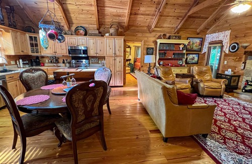 Pine Mountain Cabina | Visit Sparkleberry and see Callway's Pumpkins and Fantasy in Lights!