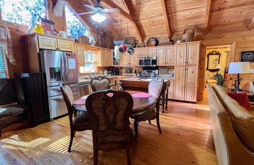 Pine Mountain Cabina | Visit Sparkleberry and see Callway's Pumpkins and Fantasy in Lights!
