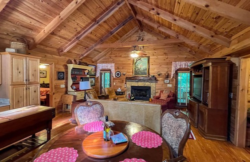 Pine Mountain Cabina | Visit Sparkleberry and see Callway's Pumpkins and Fantasy in Lights!