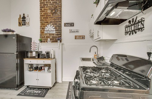 Freret Apartamento | Visit Tulane & Loyola: Walkable Paradise in NOLA!