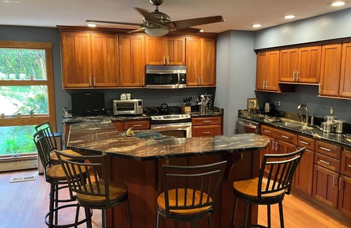 Parole Casa | Visiting Annapolis for Boat Show, RenFest, Comm Week? This is the perfect house!