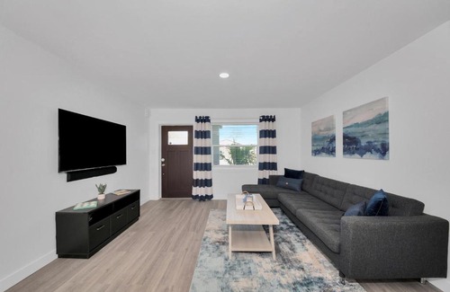 Sarasota Springs Casa | Vista Blu Sarasota by Pinecraft - 3 BR - Siesta Key 16 Min - Hot Tub