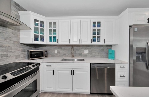 Sarasota Springs Casa | Vista Blu Sarasota by Pinecraft - 3 BR - Siesta Key 16 Min - Hot Tub