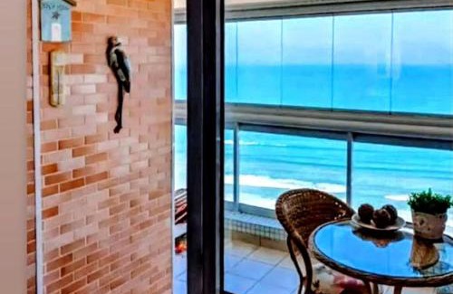 Guilhermina Apartamento | Vista cinematográfica 24º andar, frente total mar na Guilhermina, 2 quartos, condomínio com lazer total, enxoval, ar condicionado, churrasqueira, Wi-fi, Netflix, piscina aquecida, saunas, 2 vagas e portaria 24 horas, 15Off no App