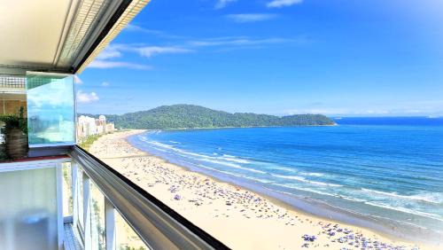Guilhermina Apartamento | Vista cinematográfica 24º andar, frente total mar na Guilhermina, 2 quartos, condomínio com lazer total, enxoval, ar condicionado, churrasqueira, Wi-fi, Netflix, piscina aquecida, saunas, 2 vagas e portaria 24 horas, 15Off no App