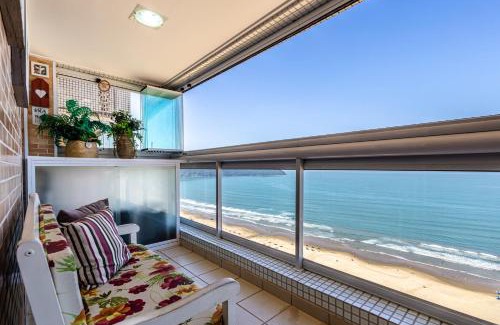 Guilhermina Apartamento | Vista cinematográfica 24º andar, frente total mar na Guilhermina, 2 quartos, condomínio com lazer total, enxoval, ar condicionado, churrasqueira, Wi-fi, Netflix, piscina aquecida, saunas, 2 vagas e portaria 24 horas, 15Off no App