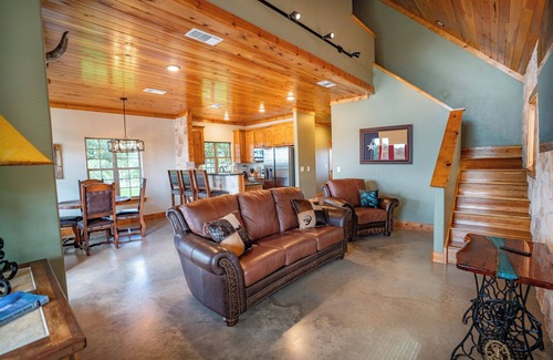 Lometa Cabaña | Vista Cottage & Pool on Exquisite Hill Country Ranch Giraffes, rhino & Zebras