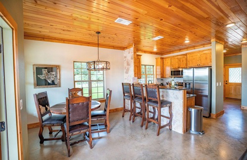 Lometa Cabaña | Vista Cottage & Pool on Exquisite Hill Country Ranch Giraffes, rhino & Zebras
