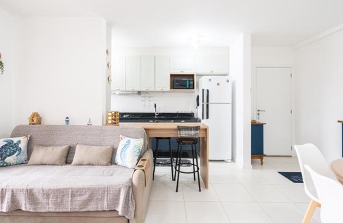 Picarras Apartamento | Vista do nascer do SOL e do MAR da janela do quarto seu quarto - Apartamento com dois quartos, sala de estar, cozinha completa, piscina, ar condicionado, playground infantil, a 150 metro da PRAIA