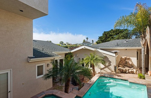 La Jolla Mesa Casa | Vista La Jolla offers a central location to world famous La Jolla beaches