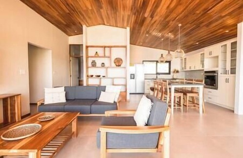 San Mateo Casa | Casa de lujo con vista al mar, piscina esmeralda, terraza y árboles frutales