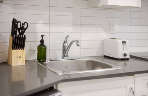 Cote-Des-Neiges—Notre-Dame-De-Grace Apartamento | Vista Nook Light Filled 2BR in NDG