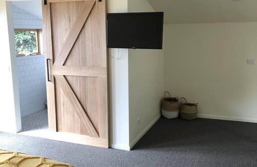 Mount Dandenong Cabaña | Vista Views - Your own private guest house with spectacular views atop the stunning Mt. Dandenong.