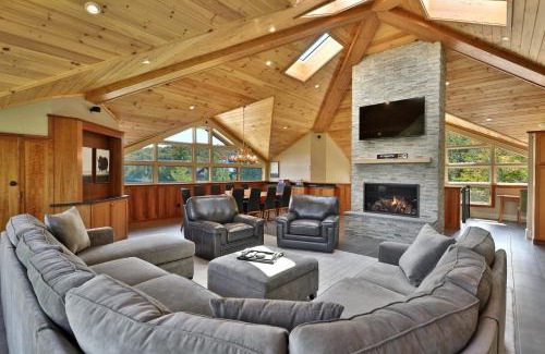 Central Vermont- Killington Casa | Vistas 92 - 4-Bedroom Luxury Ski On Ski Off Home with Hot Tub, Views, Amenity Center
