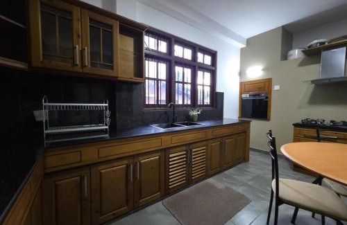 Gurudeniya Casa | Vithum Villa - Kandy Home with Balcony View and Parking