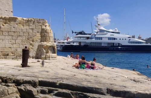 Birgu Apartamento | Vittoriosa holiday apartment rental with Ac