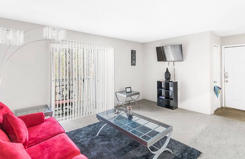 Crestline Heights Apartamento | Vivacious cozy home away from home✨