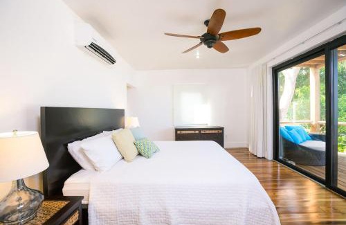 Gibson Bight Casa | Vivaro Roatan Beachfront