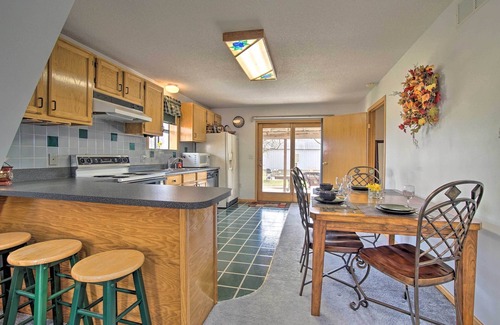 Towanda Cabina | Vivid 'Cedar Ridge' Cabin ~ 23 Miles to Wichita!
