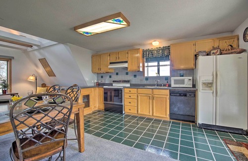 Towanda Cabina | Vivid 'Cedar Ridge' Cabin ~ 23 Miles to Wichita!