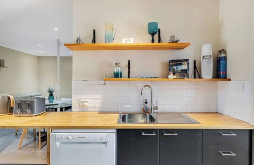 Gwandalan Casa | Vivid Sanctuary by Lake Beach, heated Pool EV Charger Fireplace 1hr from sydney