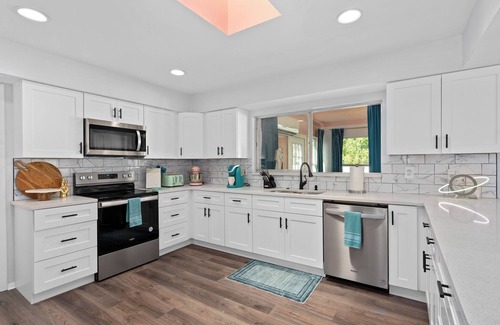 Catalina Casa | Vivid Vintage Retreat 3800 sq ft w/ Garage Arcade
