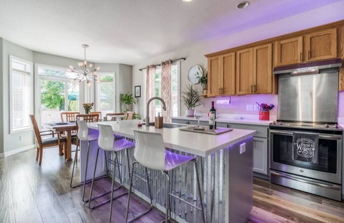 Five Corners Casa | VNC BNB: Luxury Living for Groups & Families