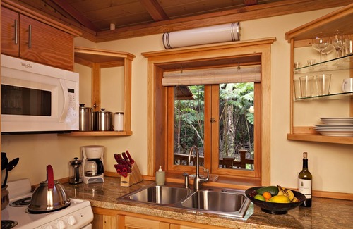 Volcano Cabaña | Volcano Places Laukapu Forest Cottage