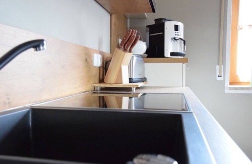 Stockheim Apartamento | Apartamento totalmente equipado con habitaciones luminosas y balcón soleado.