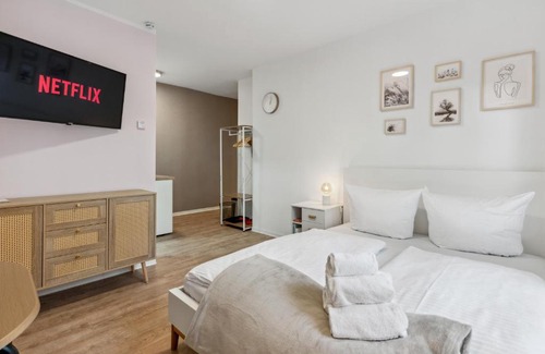 Eichwalde Apartamento | Vorstadtoase für 2 - Netflix, Parkplatz, Nähe BER, Queensize-Bett