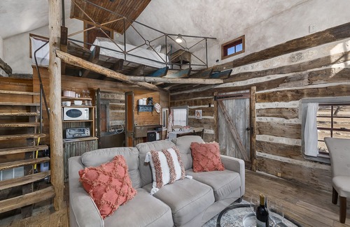 Fredericksburg Cabina | Peach Cabin at Lost Creek/Close to Downtown/Hot Tub/Sleeps 2