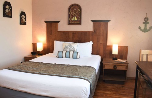Ocean Shores Hotel | Voyager - 1 Bedroom Suite with 1 King and 1 Queen Bed at Wanderlust Inn, Pet Friendly