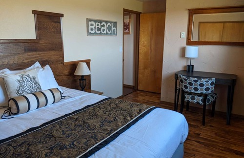 Ocean Shores Hotel | Voyager - 1 Bedroom Suite with 1 King and 1 Queen Bed at Wanderlust Inn, Pet Friendly