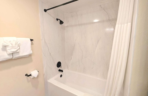 Ocean Shores Hotel | Voyager - 1 Bedroom Suite with 1 King and 1 Queen Bed at Wanderlust Inn, Pet Friendly