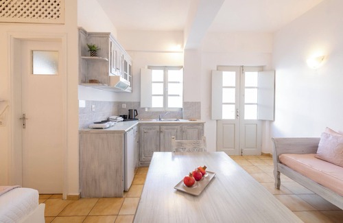 Kamari Casa | Vrachia Studios & Apartments